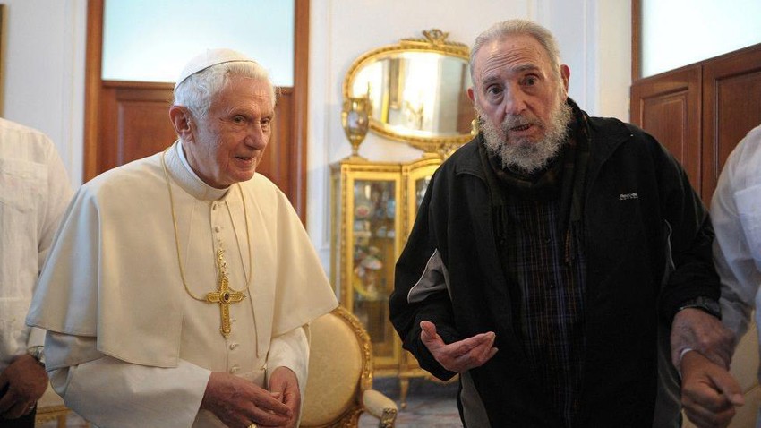 Kastro, koji se izjašnjavao kao ateista, sa papom Benediktom u Havani 2012. | Foto: Reuters