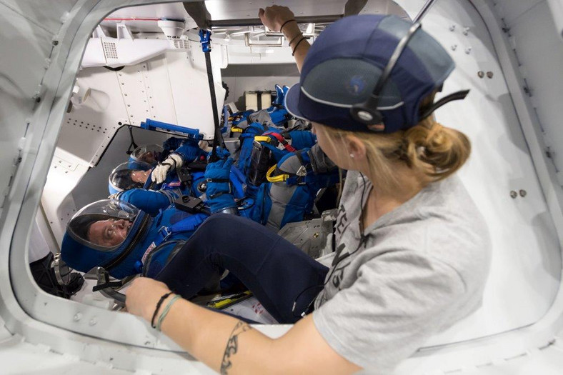 Jak widać, w środku miejsca za dużo nie ma. Astronauci Bob Behnken, Eric Boe and Doug Hurley podczas ćwiczeń w modelu Starlinera, maj 2018 r. 