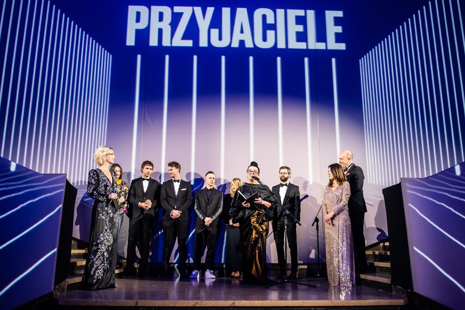 Magda Mołek - prowadząca IV Bal "Spragnieni Piękna. Przyjaciele", Małgorzata Wandzel, Joanna Błaszczak i Paweł Kastory ze Stowarzyszenia Przyjaciele MNW, oraz artyści, których prace były licytowane podczas tegorocznej edycji Balu: Katarzyna Kozyra, Anna Molska, Wojciech Pustoła, Zbigniew Rogalski, Witek Orski i Karol Radziszewski