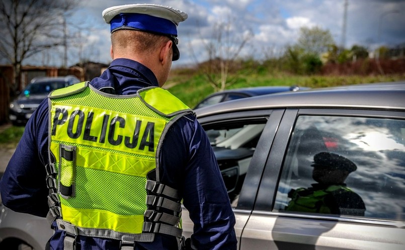 Policja kontroluje kierowcę