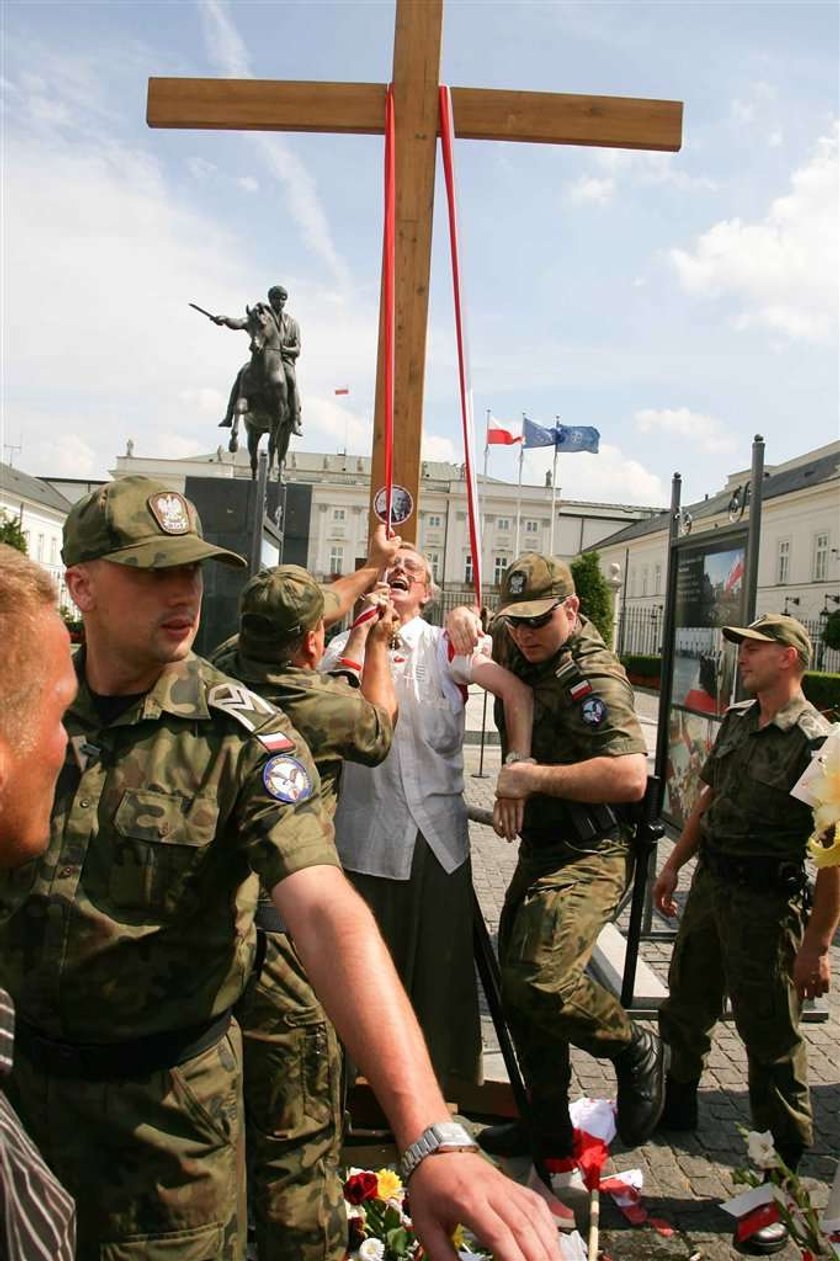 Krzyż zostaje przed Pałacem Prezydenckim. Relacja na żywo!