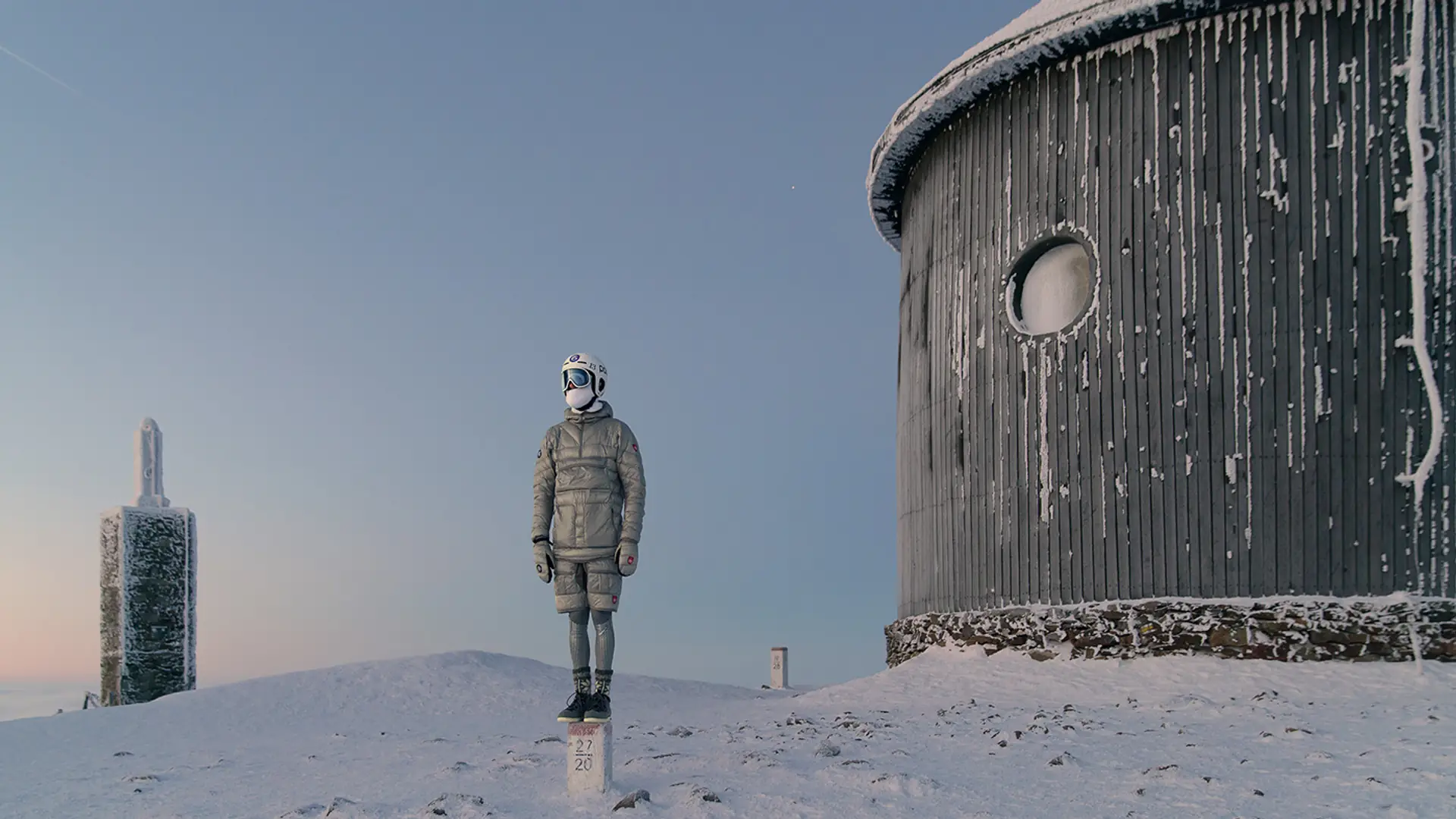 Śnieżka wygląda tu jak kosmos. Świetna sesja promocyjna puchowych kurtek polskiej marki