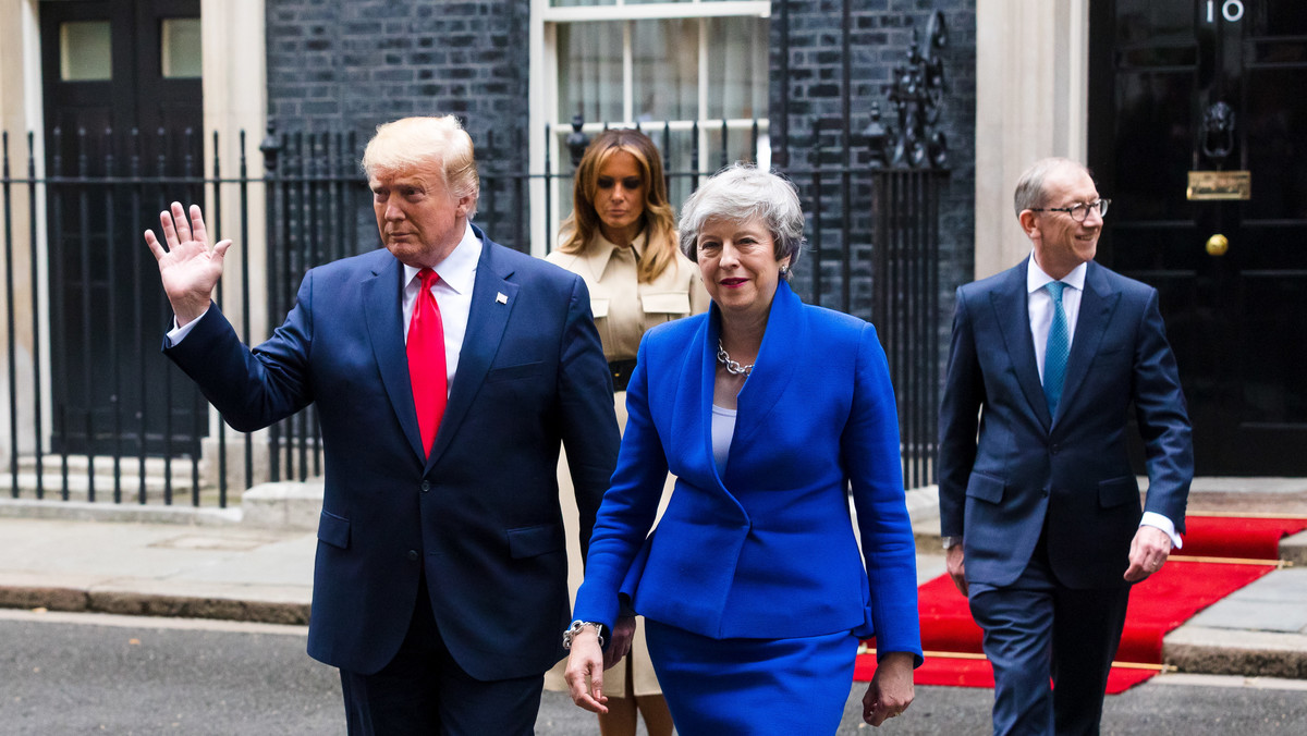 Na wspólnej konferencji prasowej z Donaldem Trumpem brytyjska premier Theresa May oceniła dzisiaj, że rządy W. Brytanii i Stanów Zjednoczonych zgadzają się co do "nowych i ewoluujących wyzwań dla naszego bezpieczeństwa i sposobu życia", ale przyznała, że różnią się w ocenie koniecznych do podjęcia działań. Prezydent Stanów Zjednoczonych powiedział, że relacja W. Brytanii i USA jest "najwspanialszym sojuszem, jaki świat kiedykolwiek widział". Jednocześnie wezwał kraje NATO do zwiększenia wydatków na obronność i powtórzył krytykę burmistrza Londynu Sadiqa Khana.