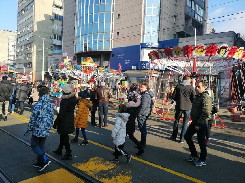 Ringišpil nasred ulice na Banovom brdu