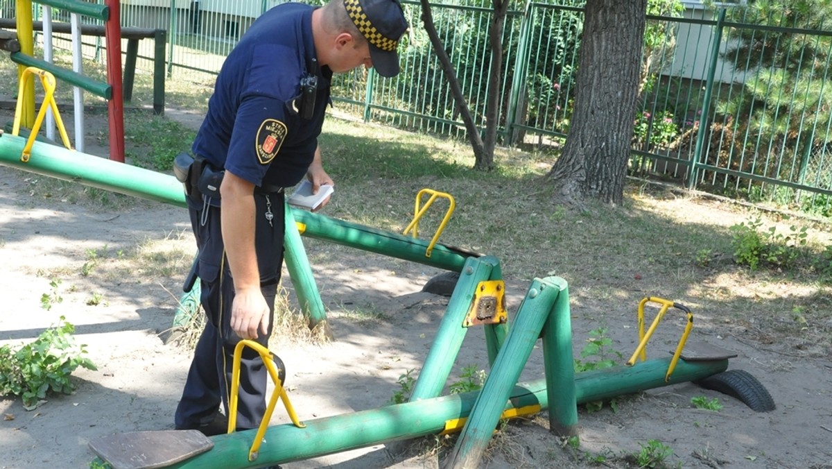 Zerwane łańcuchy huśtawek, spróchniałe lub zardzewiałe konstrukcje zabawek, wystające pręty, zaśmiecony teren - to tylko niektóre nieprawidłowości odnotowywane przez strażników miejskich podczas kontroli warszawskich placów zabaw. Tegoroczne właśnie ruszyły. Mundurowi sprawdzą w sumie ponad tysiąc miejsc.