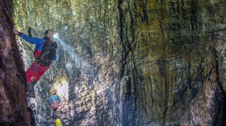 Napokig maradhat a mélyben a sérült barlangász