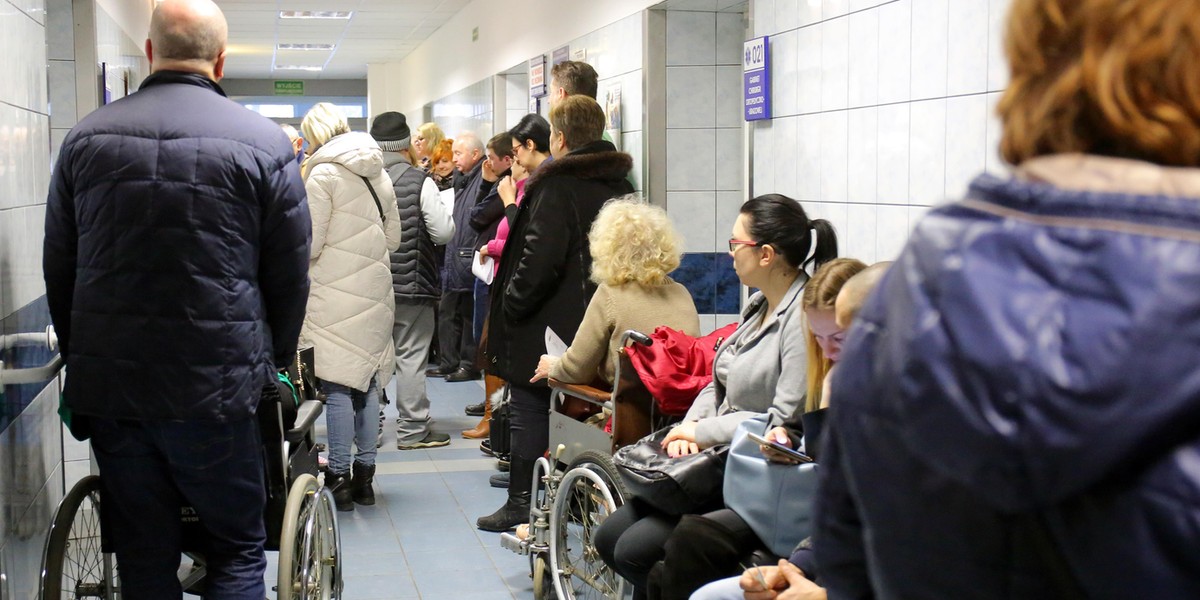 Na drogach, chodnikach szklanka. Pogotowie w Łodzi przeżywa oblężenie