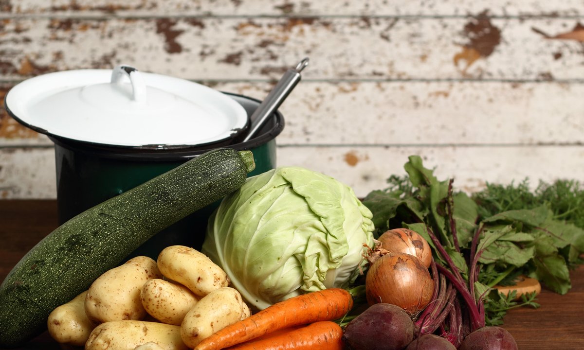 Czy rosół trzeba gotować z przykrywką? Odpowiedzi udziela sama nauka