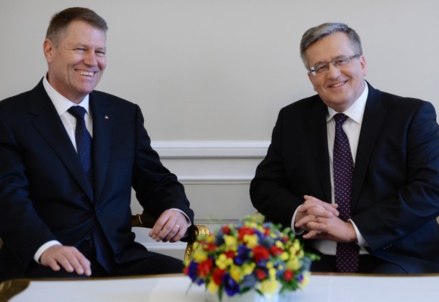 Prezydent RP Bronisław Komorowski i prezydent Rumunii Klaus Iohannis podczas spotkania w Pałacu Prezydenckim w Warszawie