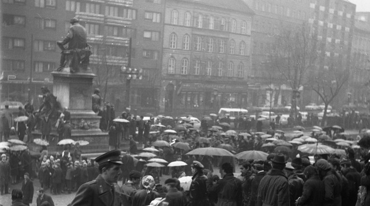 Múzeumkert, március 15-i ünnepség a Magyar Nemzeti Múzeum lépcsőjéről nézve, 1972-ben. / Fotó: Fortepan/Urbán Tamás