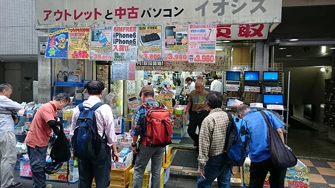 Mały sklep z elektroniką w Akihabarze