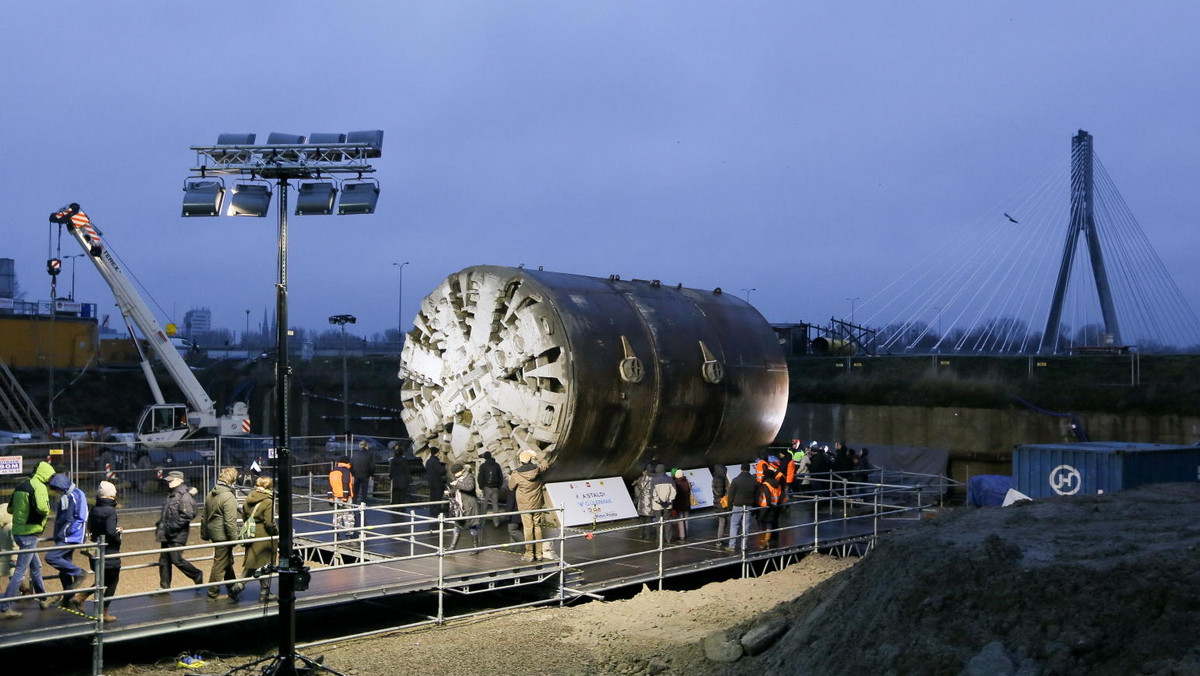 Druga linia stołecznego metra na pewno nie powstanie w terminie, podał "Dziennik Gazeta Prawna", powołując się na dwie wysoko postawione osoby zaangażowanych w budowę. Miasto utrzymuje jednak, że nadal obowiązuje data 30 września 2014 r. jako zakończenie centralnego odcinka.