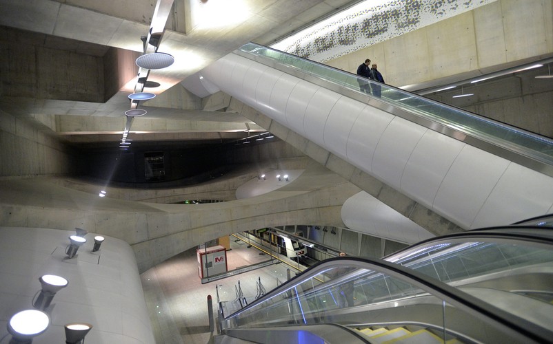 Łącznie sieć metra w Budapeszcie liczy sobie 52 stacje, z których 49 jest zbudowanych pod ziemią. Łącznie to ponad 38 km linii. Dziennie z podziemnej kolejki w Budapeszcie korzystało przed otwarciem nowej linii 830 tys. osób. M4 ma do tego wyniku dołożyć ok. 400 tys. kolejnych pasażerów. Dla porównania: metro w Warszawie przewozi dziś ponad pół miliona pasażerów dziennie. Liczy sobie 21 stacji pierwszej linii i sześć na budowanej drugiej, która teoretycznie ma być otwarta jeszcze w tym roku (wtedy warszawskie metro w będzie miało 27 km długości). Na zdjęciu Kálvin tér, czyli stacja przesiadkowa między liniami M3 i M4 w Budapeszcie. Fot. BKK