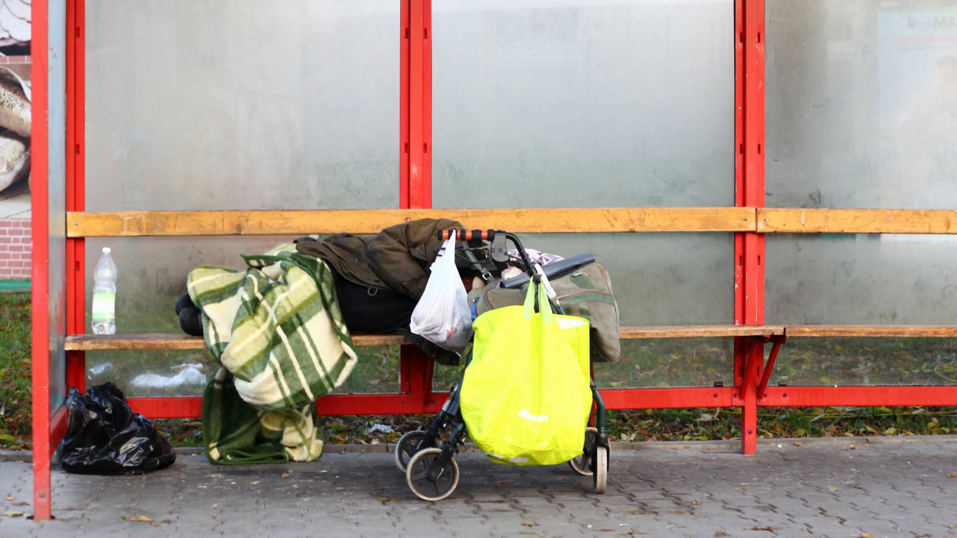  "Ktoś wyrzucał śmieci w trakcie, kiedy ona rodziła". Ciąża bezdomnych kobiet to temat tabu