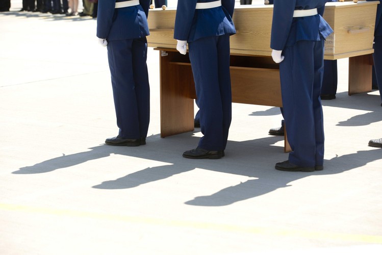 Ukraińscy żołnierze w Charkowie odprowadzają trumny z ciałami ofiar katastrofy rejsu MH17 do samolotów, które odtransportują je do Eindhoven