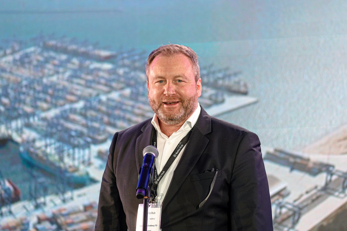 Dyrektor generalny Baltic Hub Charles Baker podczas inauguracji budowy terminala kontenerowego T3