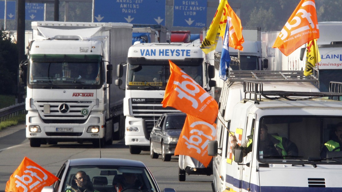 Francuski związek zawodowy CGT wezwał pracowników, by zebrali się na lotniskach w całym kraju w środę i zaprotestowali przeciw reformie emerytalnej, nad którą tego dnia ma głosować Senat. Z kolei władze lotnicze planują we wtorek redukcję lotów.