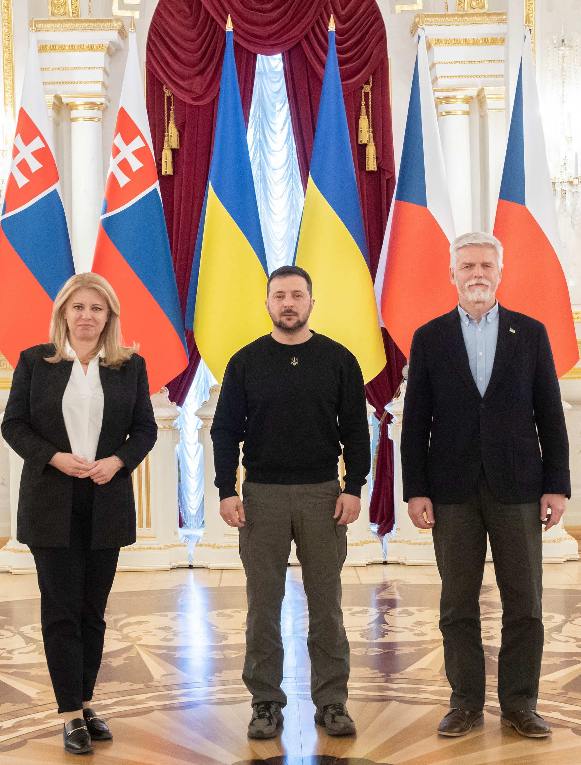 Prezidentka SR Zuzana Čaputová, prezident Ukrajiny Volodymir Zelenskyj a prezident ČR Petr Pavel.