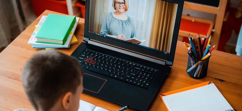 Koniec ze zdalną nauką na niby. MEN szykuje zmiany po skargach rodziców