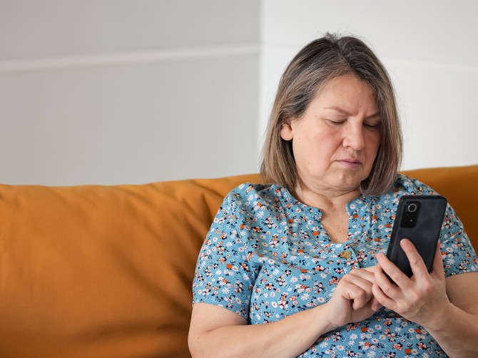 "Uzela sam mužu telefon i skamenila se" / ILUSTRACIJA