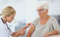 Ekspert: lekarze powinni zachęcać do szczepienia się przeciw grypie