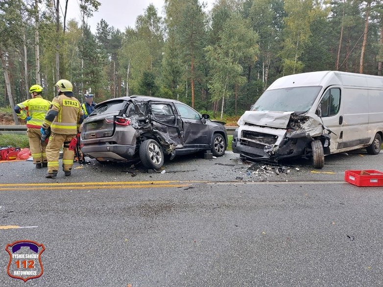 Czołowe zderzenie z udziałem pojazdu nauki jazdy na S1 - 29.09.2022 - autor: 112tychy.pl