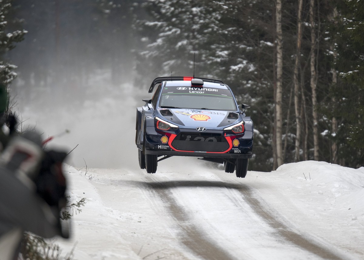 Rajdowe MŚ: Thierry Neuville liderem w Szwecji