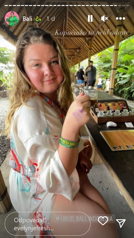 Komička Evelyn na Bali.