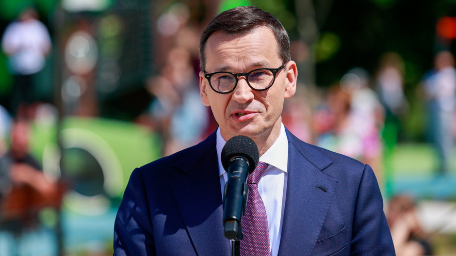 Premier Mateusz Morawiecki podczas konferencji prasowej w Dobroszycach