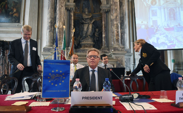 Komisja Wenecka krytykuje rząd, ustawę PiS i broni Trybunału. Kolejna opinia przyjęta [SZCZEGÓŁY]