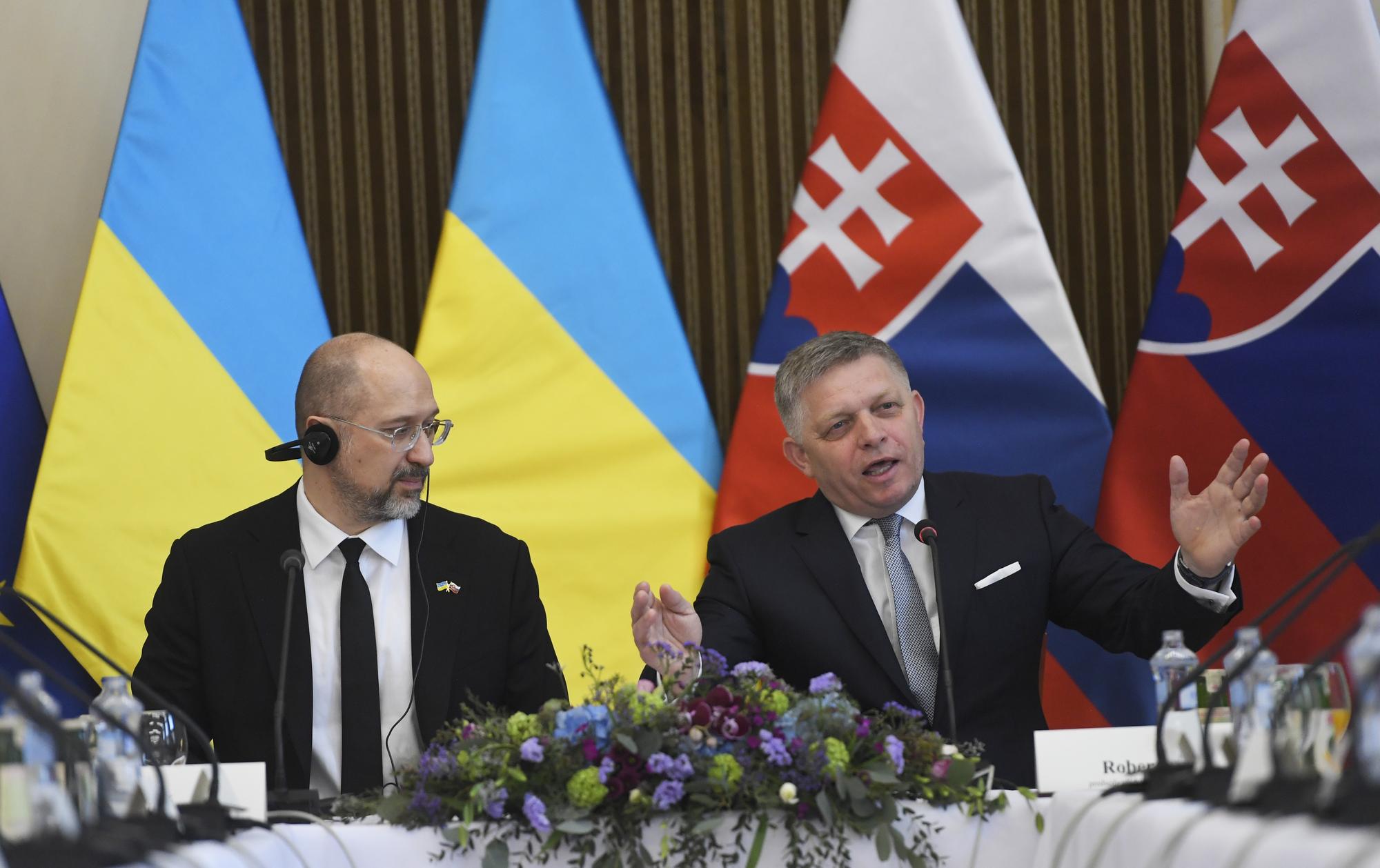 Predseda vlády SR Robert Fico a predseda vlády Ukrajiny Denys Šmyhaľ.