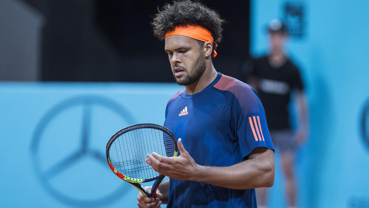 Jo-Wilfried Tsonga jest coraz bliżej gry w swoim trzecim finale cyklu ATP w tym sezonie. W czwartkowym ćwierćfinale turnieju Open Parc Auvergne-Rhône-Alpes w Lyonie w zaledwie 64 minuty pokonał 6:0, 6:4 młodego Karena Chaczanowa. W całym meczu rozstawiony z dwójką Francuz stracił tylko sześć punktów przy swoim serwisie. W tym roku może się pochwalić bilansem 20-5.