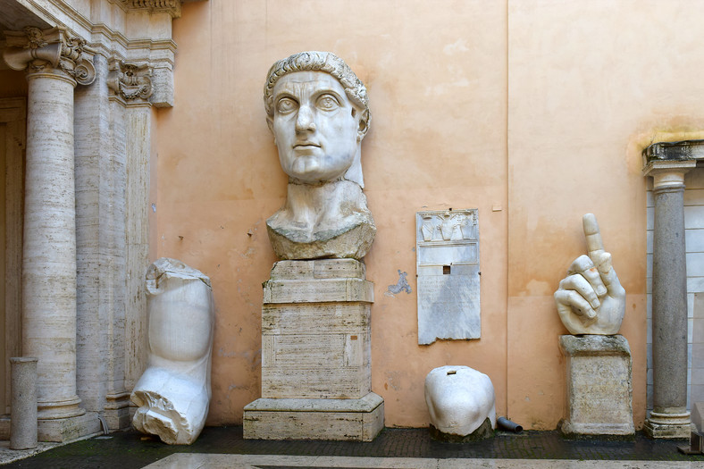Fragmenty posągu Konstantyna I w Rzymie