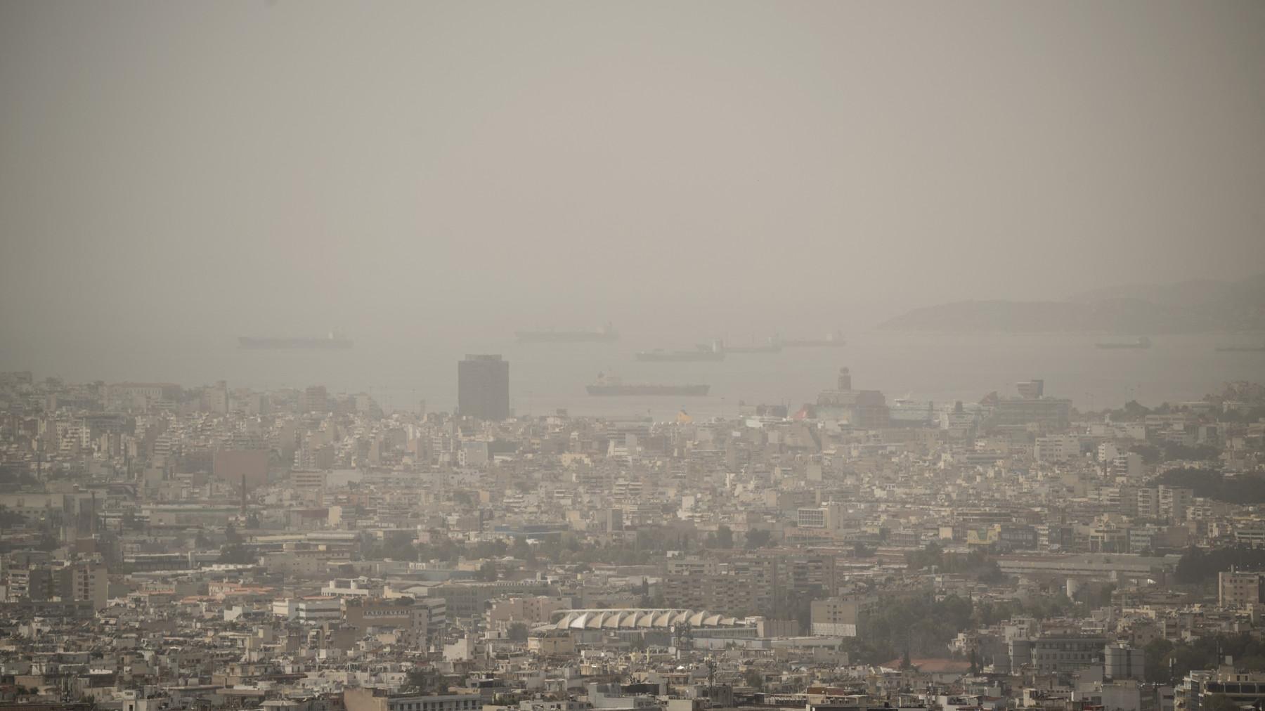 Atény zahalili oblaky hustého prachu zo Sahary.