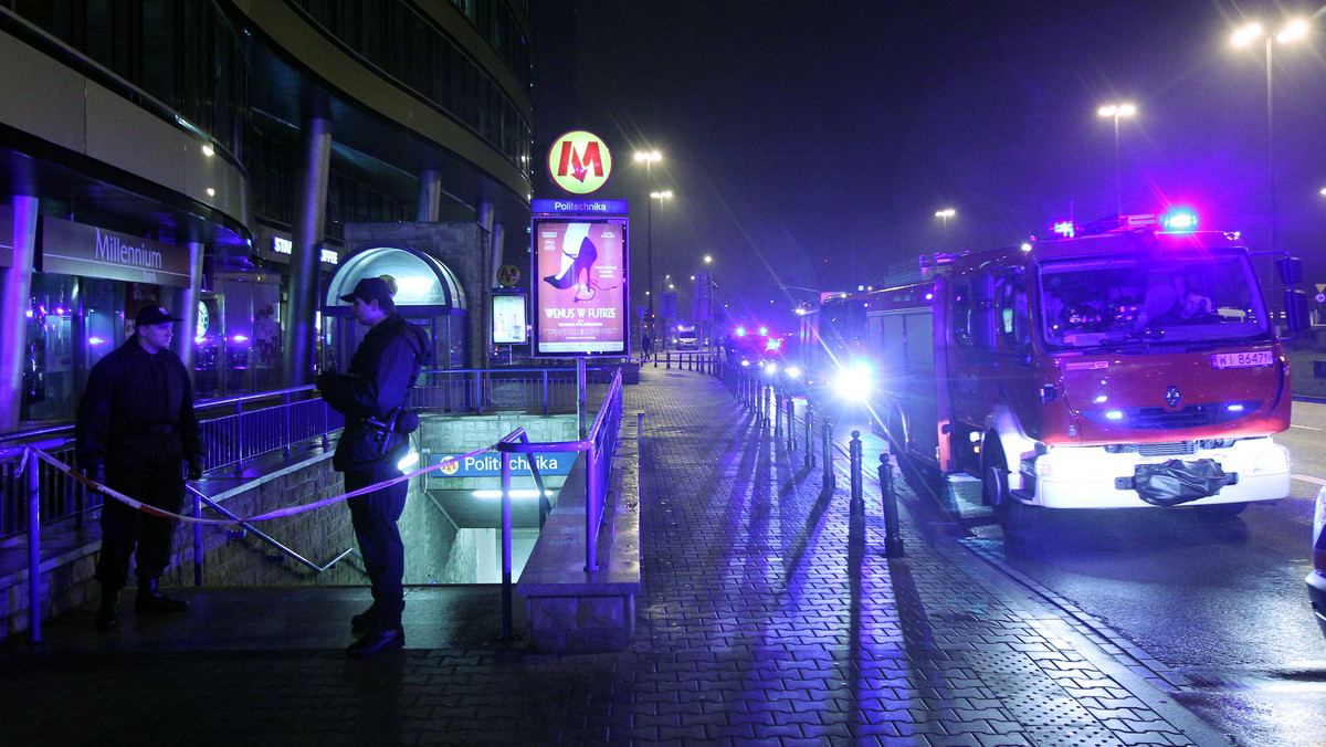 Nie milkną echa wydarzeń w warszawskim metrze. W niedzielę po południu między stacjami Centrum a Politechnika doszło do poważnej awarii nowego pociągu Inspiro. Jak relacjonowali świadkowie, w wagonach pojawił się nagle dym, widać też było iskry i ogień. Skład dojechał do stacji Politechnika, gdzie wszyscy pasażerowie, ok. 150 osób, zostali ewakuowani. Dziewięć osób, w tym trzech policjantów, trafiło do szpitala z objawami zatrucia dymem.