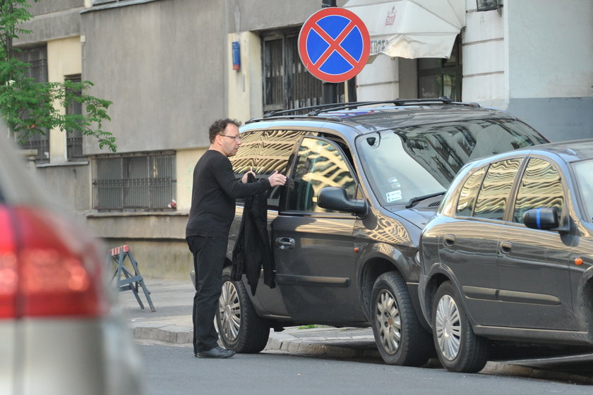 Zbigniew Zamachowski z rowerem przy samochodzie