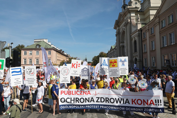 Protest pracowników ochrony zdrowia przechodzi ulicami Warszawy