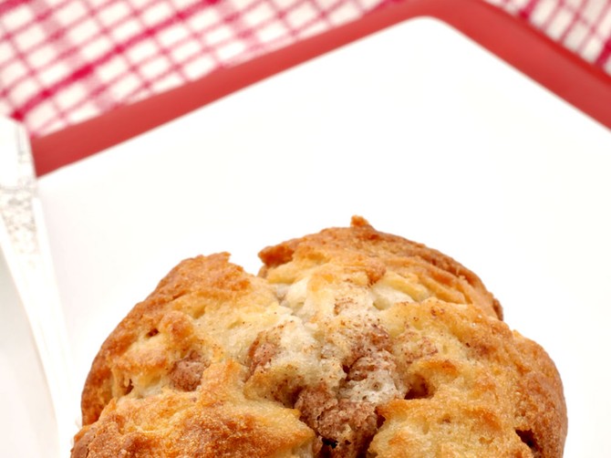 11467_WEB_1500px_stock-photo-a-fresh-moist-cinnamon-apple-muffin-shutterstock_15381532