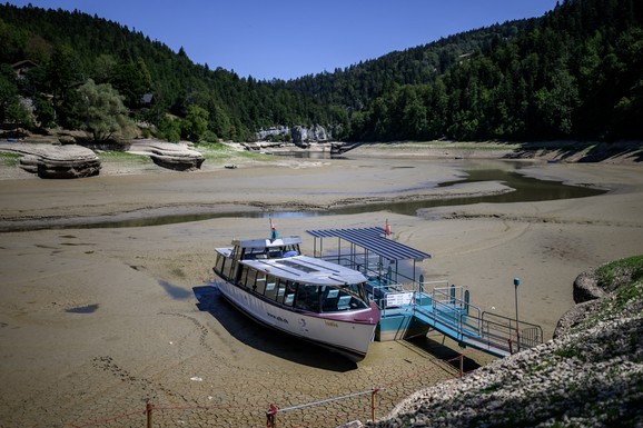 (FOTO, VIDEO) NEŠTO STRAŠNO SE DESILO TURISTIČKOM BISERU! Popularno jezero u Evropi postalo SAHARA: Čamci nasukani, prizor je JEZIV