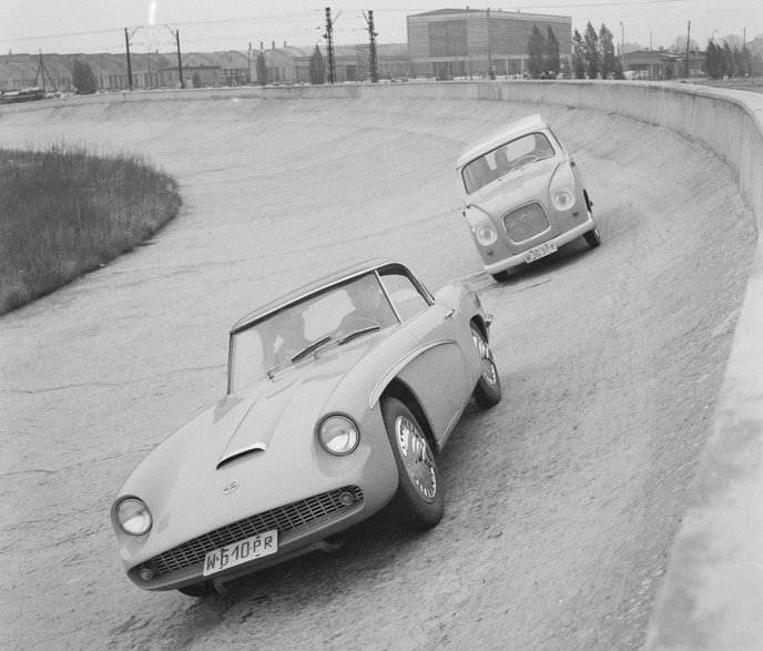 Samochody marki Syrena Mikrobus i Syrena Sport na torze jazd próbnych FSO w Warszawie 1961 r.