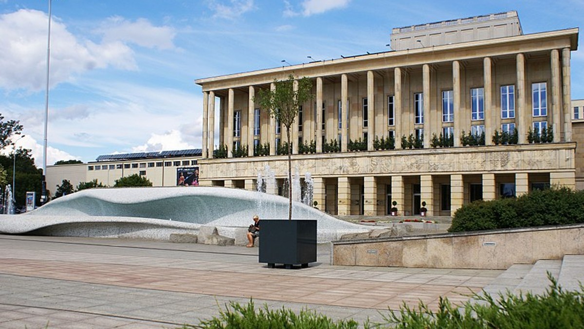 W zeszłym tygodniu Naczelny Sąd Administracyjny prawomocnym wyrokiem stwierdził, że zeszłoroczne odwołanie ówczesnego dyrektora Teatru, Pawła Gabary było nieważne. Teoretycznie, powinien więc wrócić on na stanowisko, tyle że nie chcą tego związki zawodowe. A marszałek województwa, który Gabarę odwołał, teraz zwleka z decyzją, bo jak argumentuje, wiążący będzie dla niego dopiero wyrok sądu pracy. Sam Gabara zaś deklaruje, że choć wciąż jest dyrektorem, to "siłą do teatru nie wejdzie".