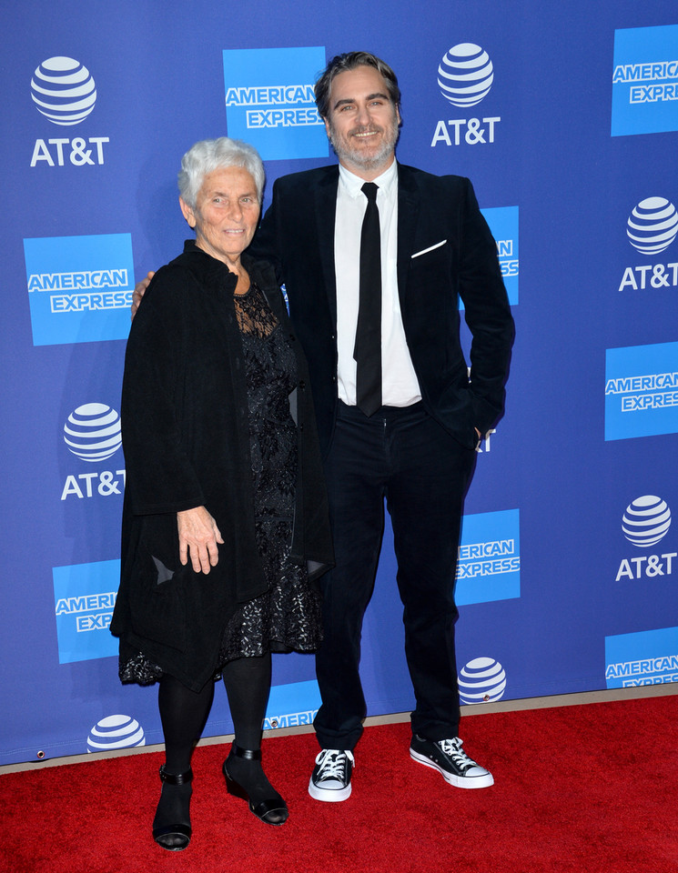Zagraniczne gwiazdy z mamami na czerwonym dywanie: Joaquin Phoenix i Arlyn Phoenix