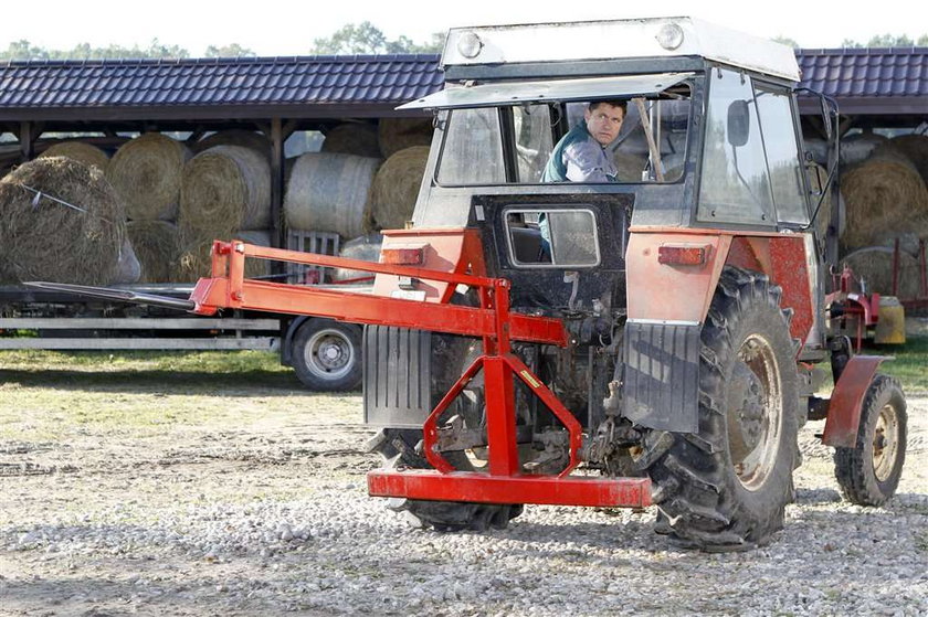 Milioner, a haruje jak rolnik. Kto?