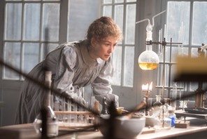 Rosamund Pike jako Maria Skłodowska--Curie w filmie „Skłodowska („Radioactive)(2019)