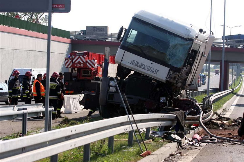 Tir zablokował trasę