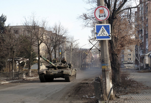 Ukraiński czołg na ulicach Bachmutu