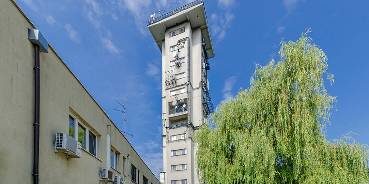 Wieżą jest częścią nieruchomości należącej do firmy Orange Polska,. Cała nieruchomość liczy ponad 14,4 tys. metrów kwadratowych powierzchni.