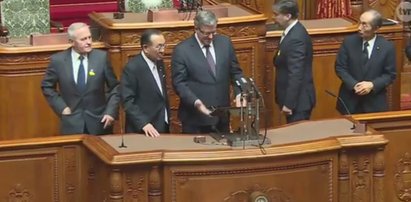 Komorowski nie wchodził na krzesło w Japonii?