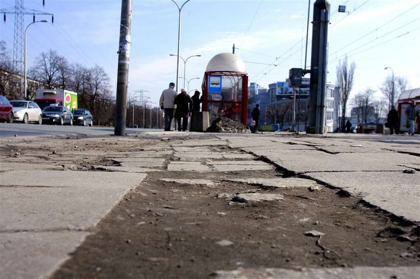 DZIURAWE CHODNIKI , DZIURY W CHODNIKACH