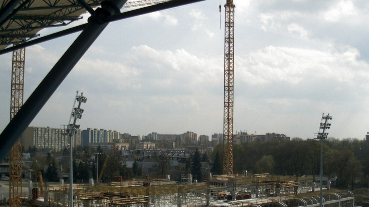 Ponad 200 ludzi od rana do późnych godzin wieczornych pracuje przy modernizacji Stadionu Miejskiego w Poznaniu. Postęp prac znacznie wyprzedza zakładany wcześniej harmonogram. - Przeliczając to na dni, jesteśmy z pracami o jakieś trzy, cztery tygodnie do przodu - powiedział prezes spółki Euro Poznań 2012 Ryszard Dembiński.